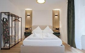 Neu / Design / Altstadt / Kueche / Netflix